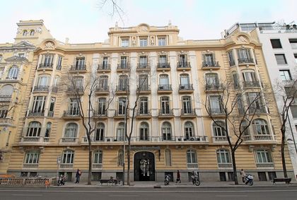 Fachada residencial en la calle Almagro, Chamberí