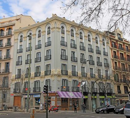 Edificio en esquina de la calle Génova